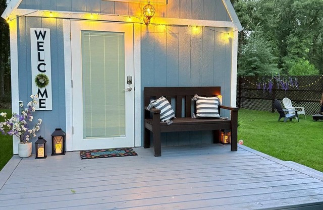 Romantic Barn Retreat - 7 Acres Near Gainesville, Firepit & Springs