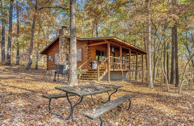 Romantic cabin getaway with Jacuzzi tub. Pet Friendly!