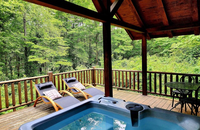 Romantic Cabin Near Restaurants-Hot tub~Fireplace