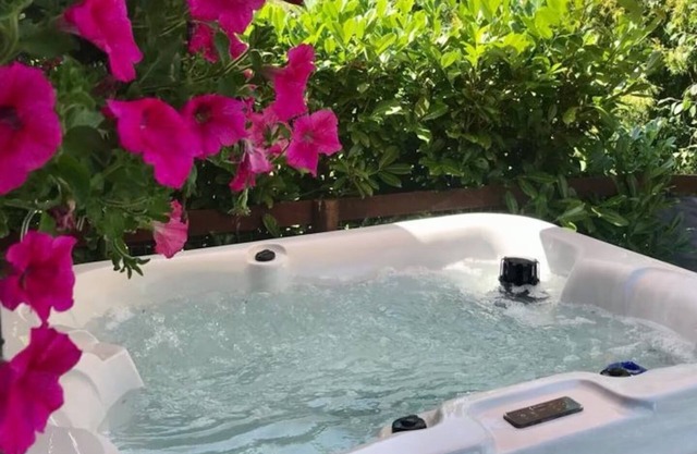 ROMANTIC COLONIAL LODGE WITH HOT TUB, RURAL CHESHIRE