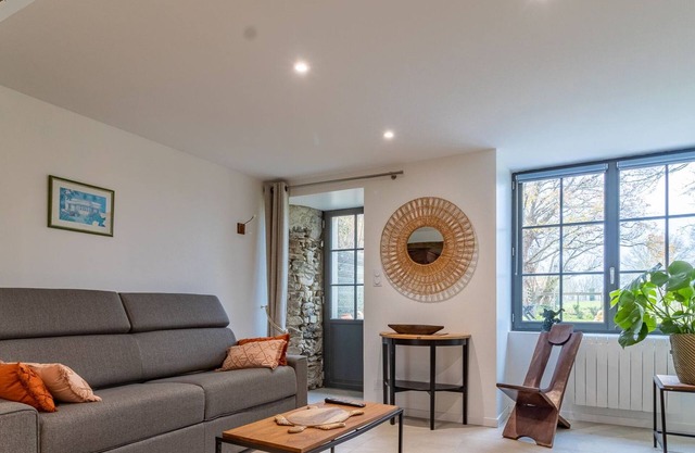 Romantic Getaway: Modern Cottage Amid Loire Vineyards with Terrace, BBQ, and Nature Trails