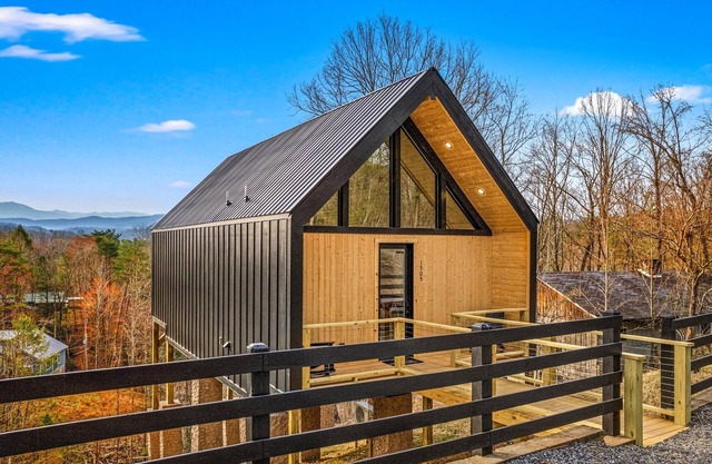 Romantic Luxury Treehouse - Hot Tub, Soaring Views, WiFi, Cable, Mins to PF & GB