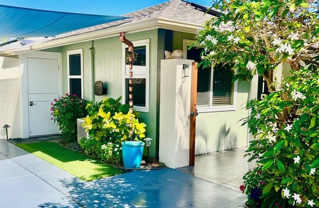 Romantic Private Garden Cottage B&B Within Walking Distance to the Beach!