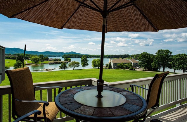 Romantic SML Penthouse, Bernard’s Landing. Smith Mountain Lake 3 Pools