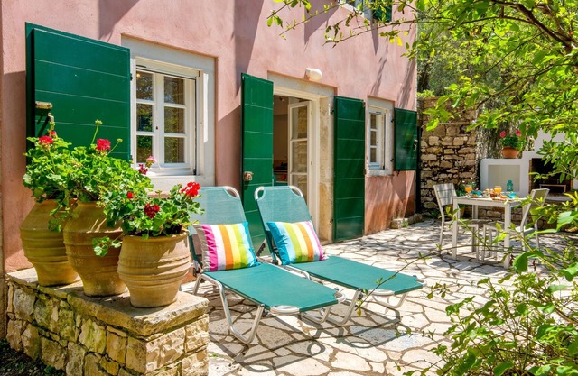 Romantic studio in private olive grove & garden. 5 min walk to beach and village
