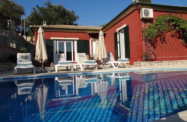 Romantic Villa, central location, priv. pool, sun terrace, 10 mins to the beach!
