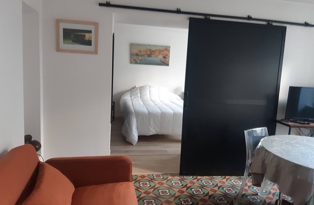 ROOM 10 MNS AVIGNON 30 M2, AIR-CONDITIONED INDEPENDENT ENTRANCE PRIVATE PARKING