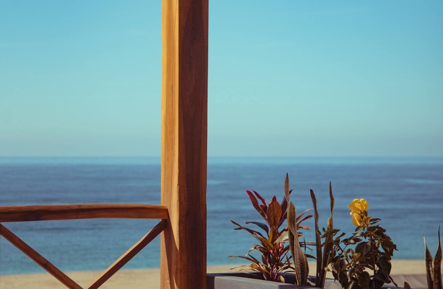 ROOM 4- Spacious Ocean Front Condo for 4 People