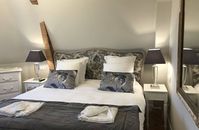 Room 5 king size bed with en suite