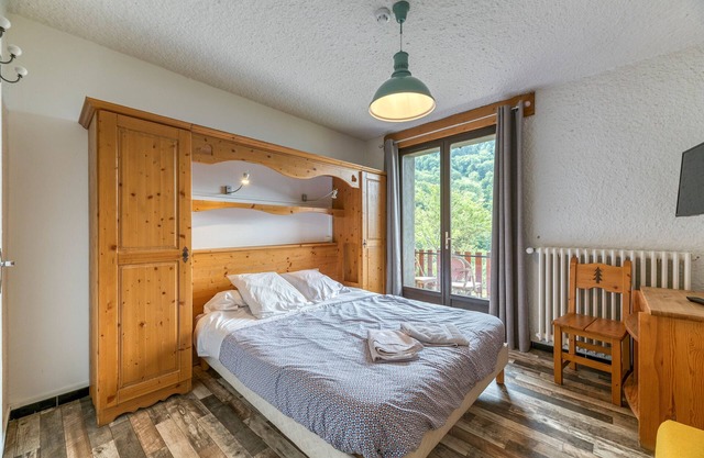 Room 'Chambre 4' with Mountain View and Balcony