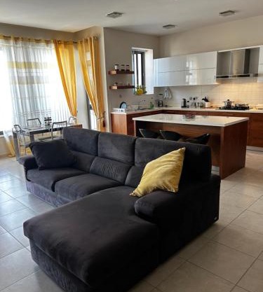 Room in a Shared Apartment with Private Bathroom close to the airport