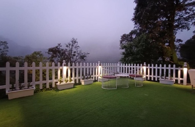 Room in Lodge - Oakwood 302 - Elegant Private Room With Balcony at Landour, Mussoorie