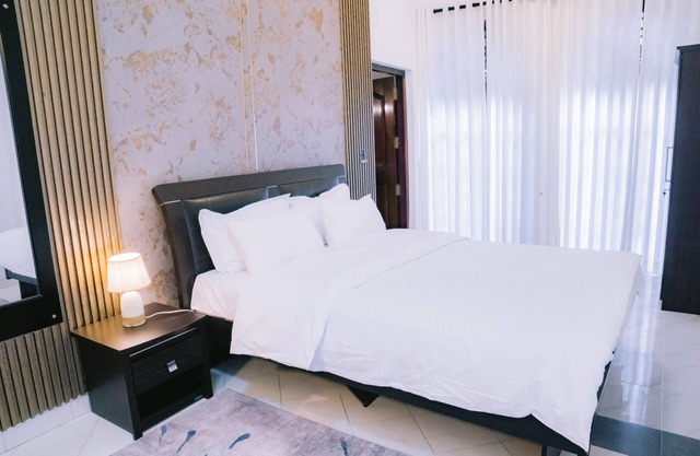 Room W/Garden View + Queen Size Bed