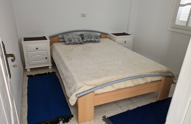 Room With big bed in Quiet Area not far From Beach