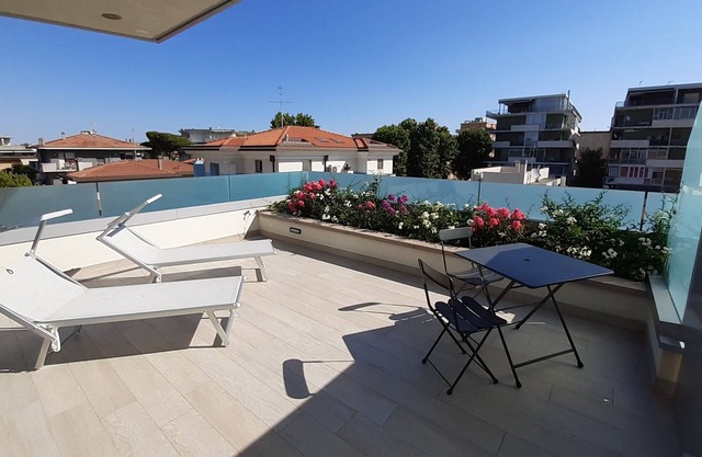 Room with large terrace in Rimini a few steps from the sea: completely new!