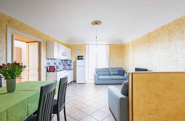Roomy 130 sqm apartment, able to accommodate up to 8 people, located on the 1st floor of a renovated building (NO lift). The property boasts a central location (Restricted Trafffic Area), in the heart of the historic center of Palermo, near Piazza Pretor
