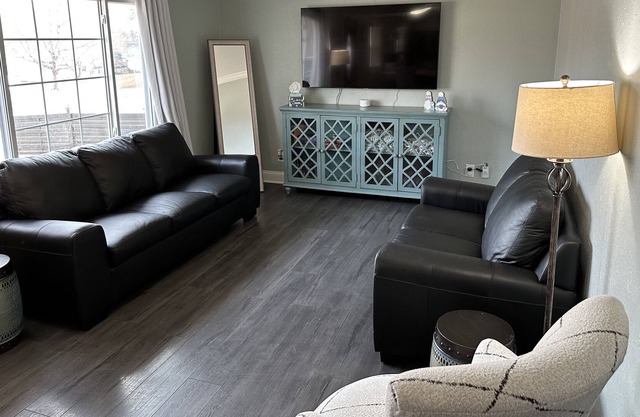 Roomy 3 BR - Sleep 6 - Dog Friendly - Near Legends - Game Room - Quiet Area