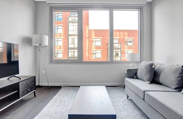 Roomy Clarendon 1BR w/Gym, W/D & Pool, walk to Metro, by Blueground