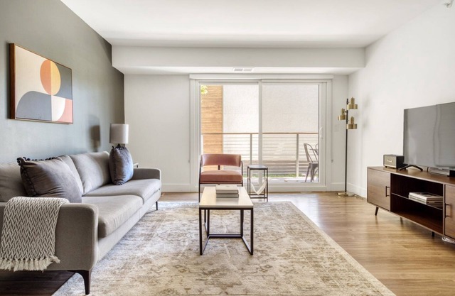 Roomy Menlo Park 2BR w/Pool, W/D, Gym, near 82, 101, 280, by Blueground