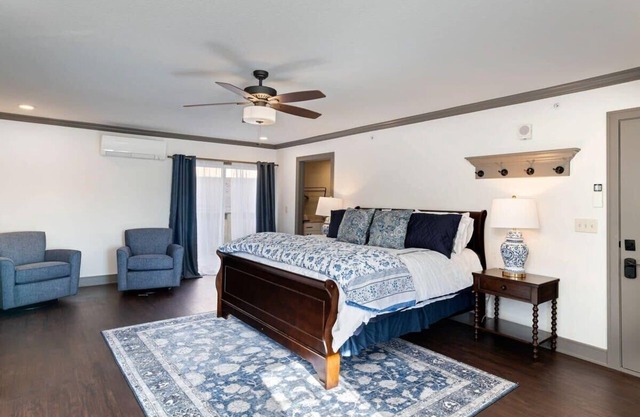 Roomy Penthouse Studio|King Bed|Scenic Views+Shops