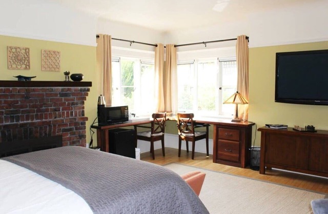 Roomy Studio Walkable to UC Berkeley with Parking