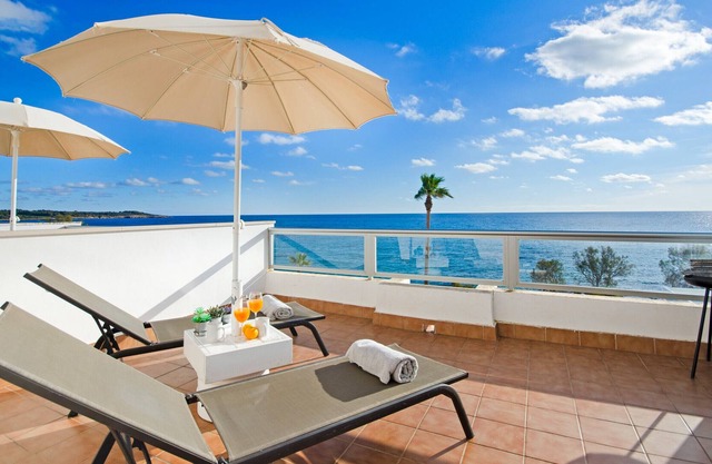 ROSA DEL VENTS 2-B with terrace and sea views