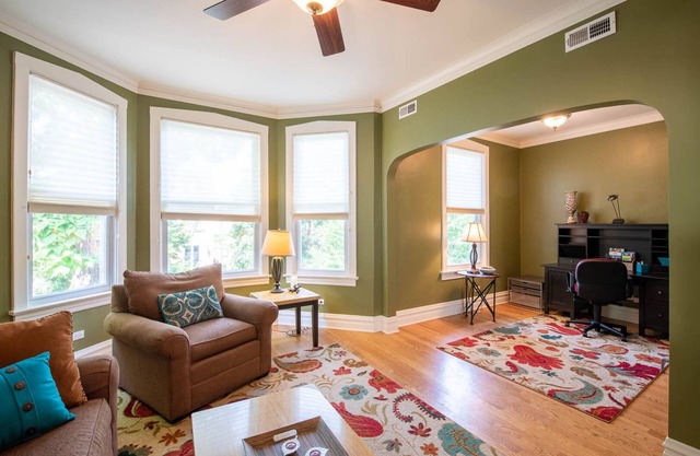 Roscoe Village- Only steps to cute shops & dining! Sleeps 4-6