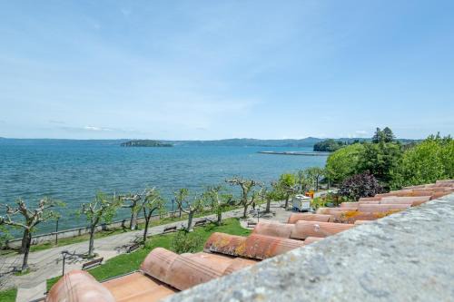 Rosso Rubino - Mansarda Vista Lago a Marta