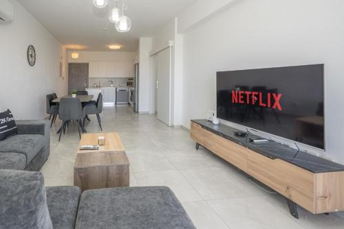 Rotiana 3Bed Apt with Roof Garden and BBQ