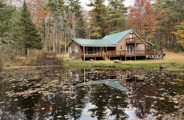 Roudy’s Retreat: Secluded Mountain Cabin with Hot Tub and Private Pond
