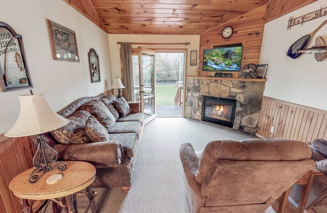 Rough Cut Lodge - Spruce Cabin