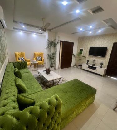 Royal BNB Two BedRoom Luxury Apartment,Near Mall Road