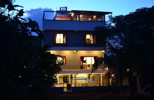 Royal Escape - 4 BHK Private Pool Villa by Royal Villa Lonavla