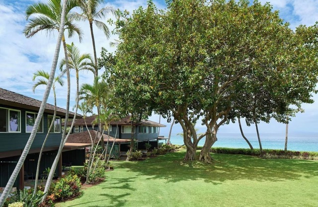 Royal Lahaina Resort, Royal Bungalow Oceanfront Doubles, Outdoor Pool