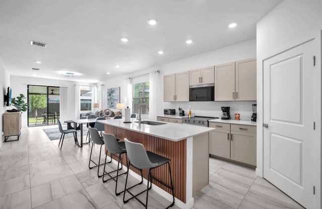 Royal Palm Gateway - Spacious Family Retreat 4/2