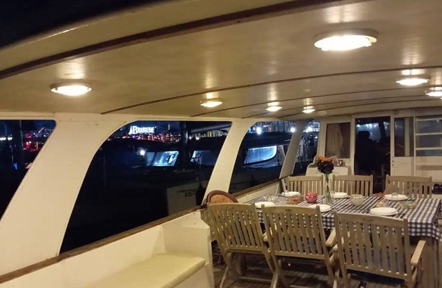 RoyalSeaSuite Huge Suite on the Water