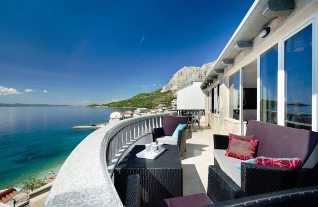 Rozy's A8+2 Apartment Sea View