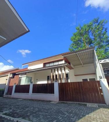 Rumah Besar dg Kolam Ikan diKota