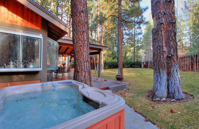 Running Bear by Destination Big Bear : Walk to Snow Summit! Pool Table!Great Backyard w/Hot Tub! Master Suite!