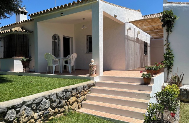 Rural house in Los Caños de Meca, with garden, one minute from the beach and cliffs.