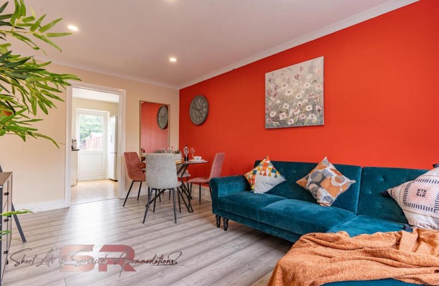 Rush House by SR Short Lets & Serviced Accommodation Heathrow Windsor - Perfect for Monthly Stay Relocation & Business Contractors Big Groups