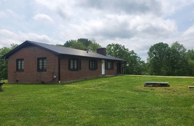 Rustic 3 Bedroom House- Classic West Virginia Mountain View