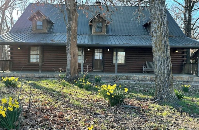 Rustic but elegant 4-bedroom farmhouse in Canton with WiFi and AC