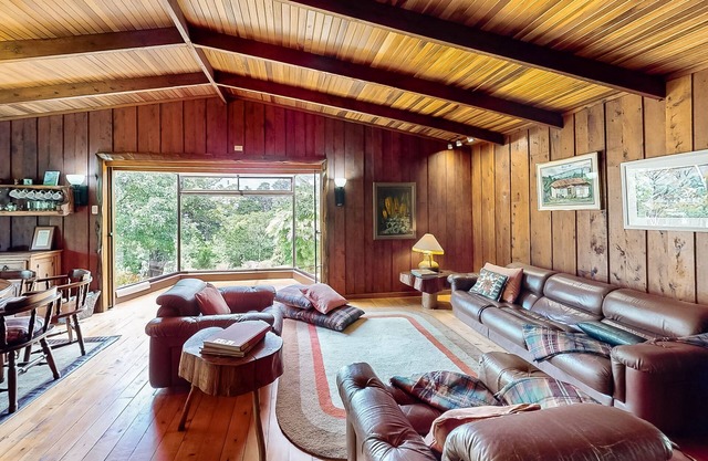 Rustic Cabin W/High-Speed WiFi, Full Kitchen, Great Views, Large Deck & More