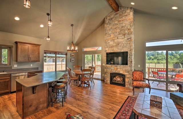 Rustic Cabin Near Mt Rainier: Fire Pit & BBQ!
