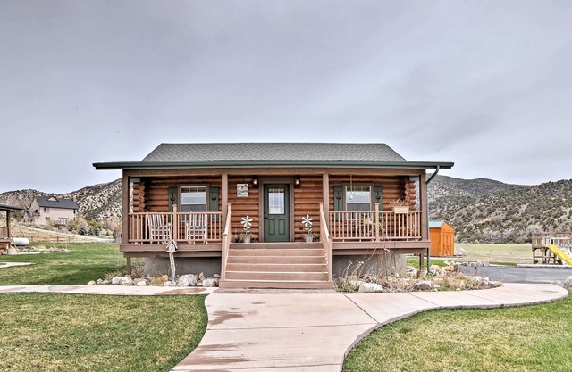 Rustic Cabin Near Palisade State Park w/Deck!