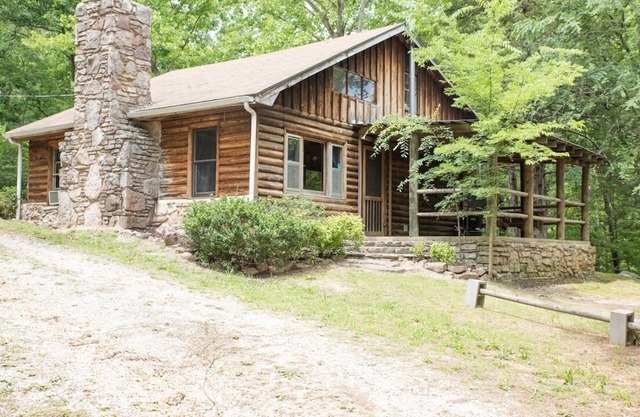 Rustic, close to buffalo river, secluded getaway, king bed, hiking ,WIFI