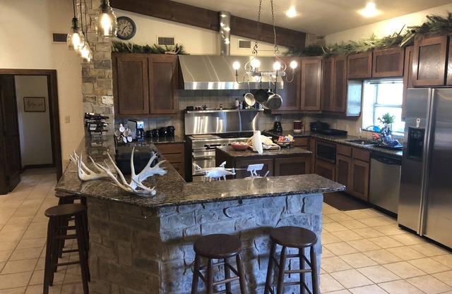 Rustic Lodge on 100 acre ranch between College Station and Waco