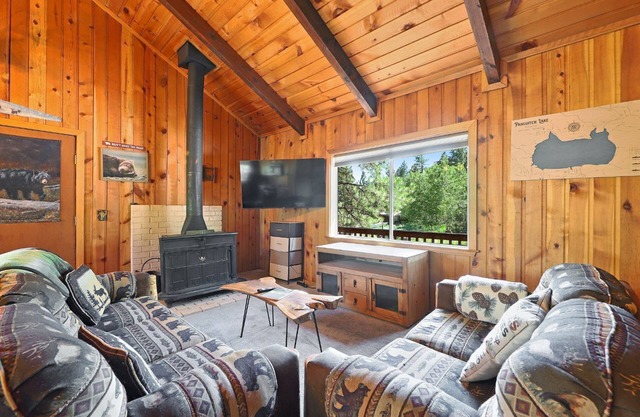 Rustic Log Cabin | Pet-Friendly, Walk to Lake, Sleeps 6