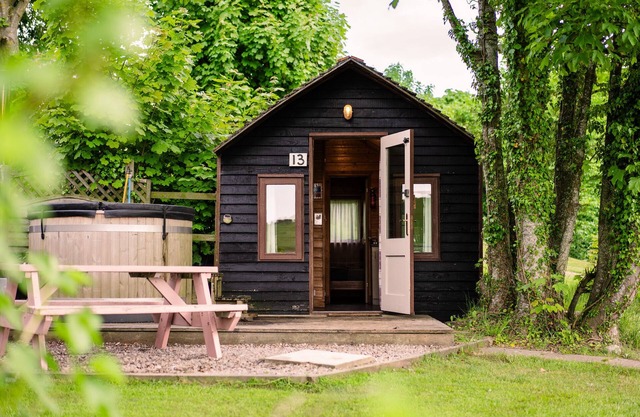 Rustic Log Cabin With Hot Tub